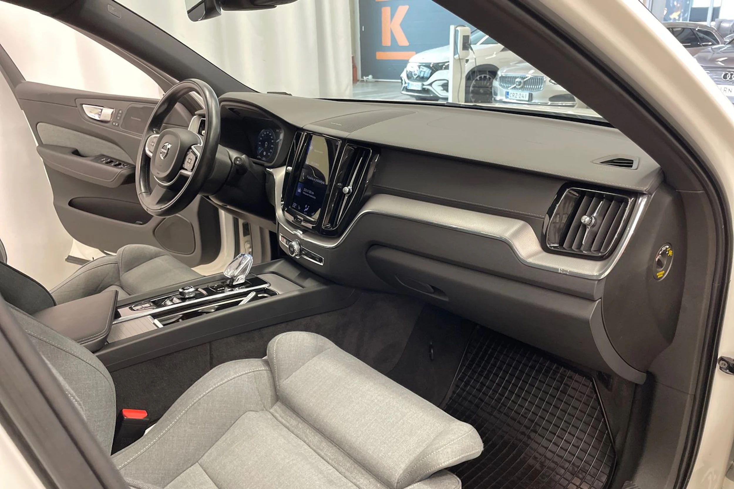 valkoinen Volvo XC60 2021 kuva 25.