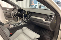 valkoinen Volvo XC60 2021 kuva 25.
