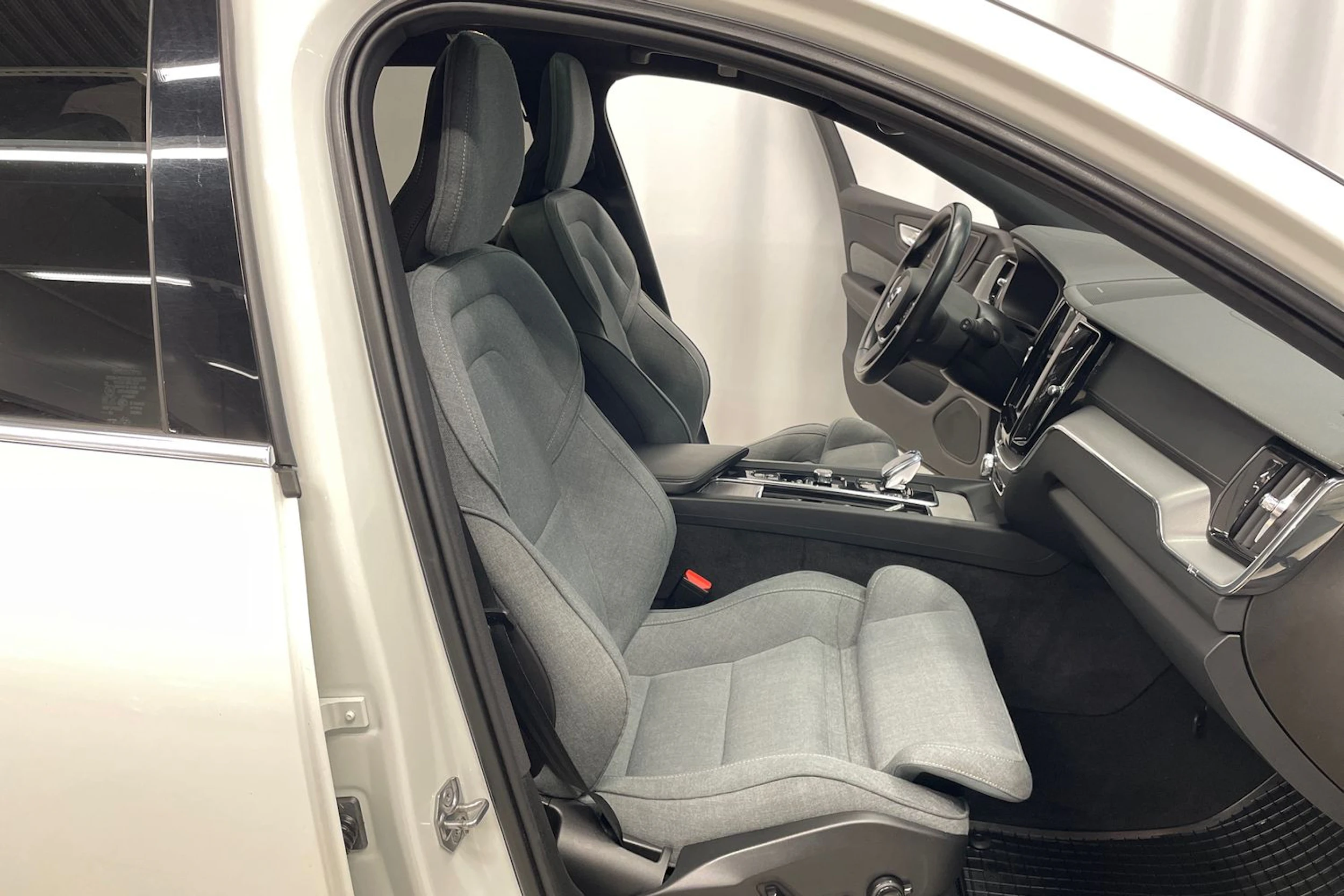 valkoinen Volvo XC60 2021 kuva 26.