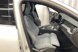 valkoinen Volvo XC60 2021 kuva 26.