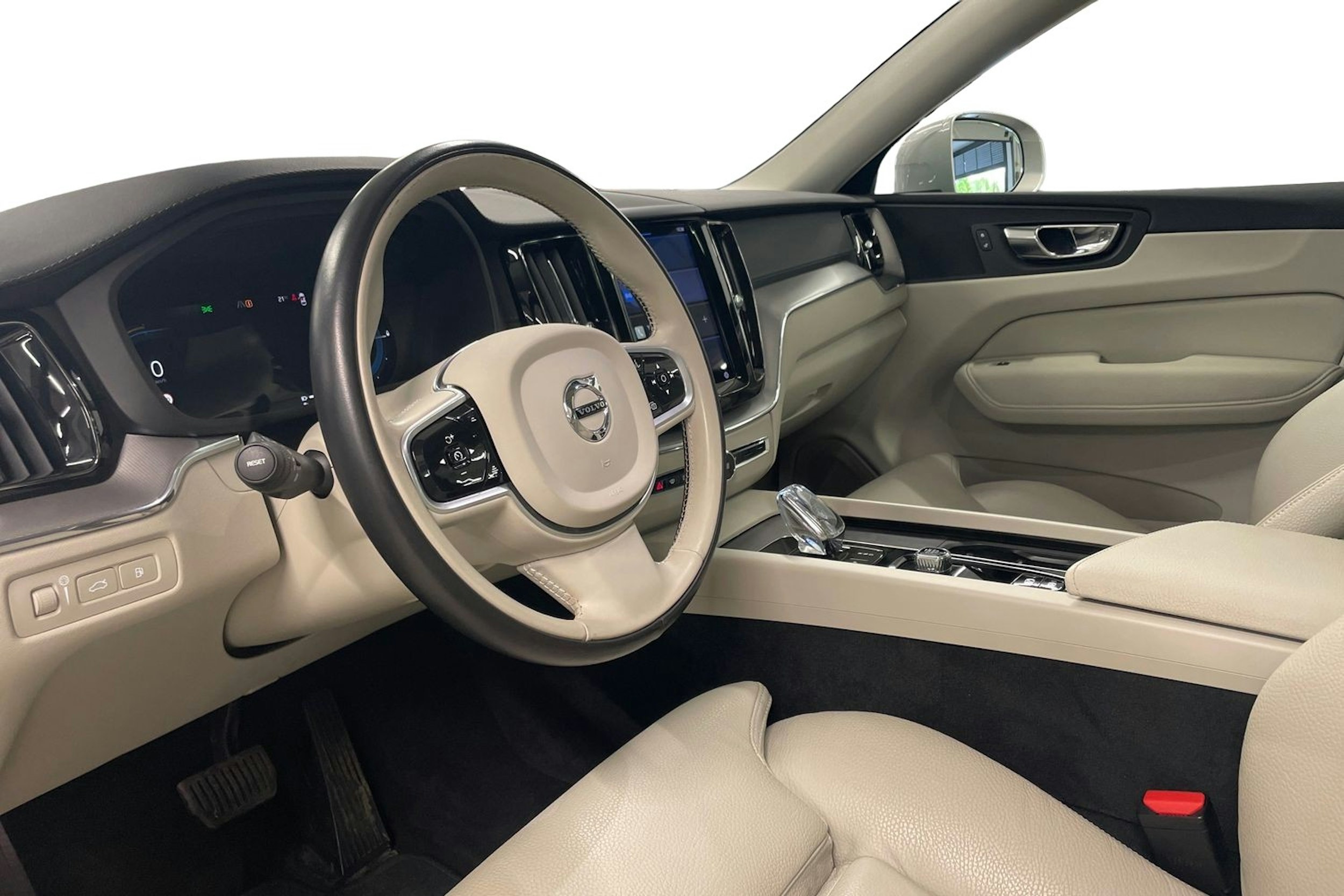 harmaa Volvo XC60 2021 kuva 7.