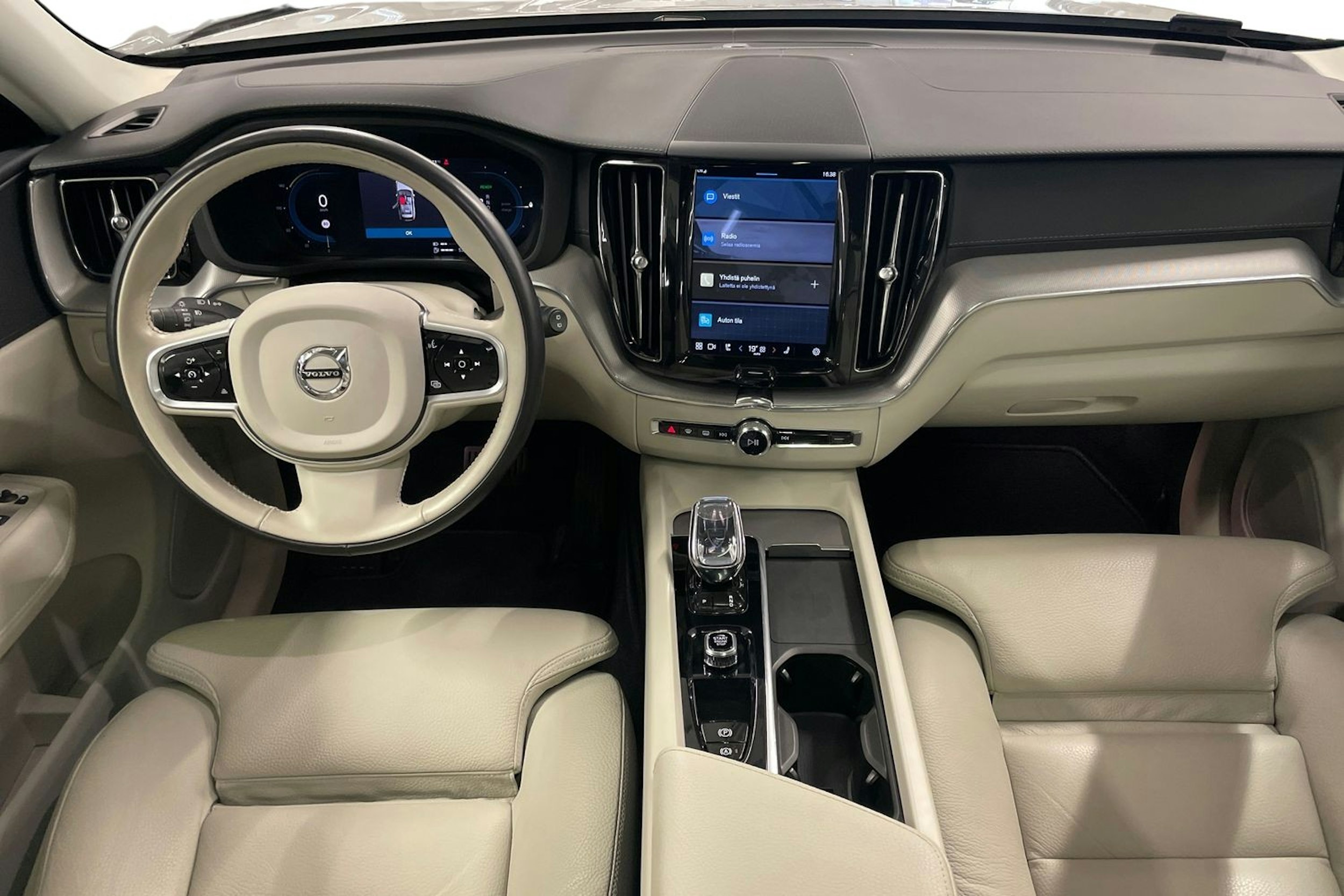 harmaa Volvo XC60 2021 kuva 9.