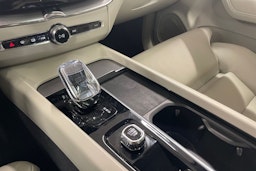 harmaa Volvo XC60 2021 kuva 17.