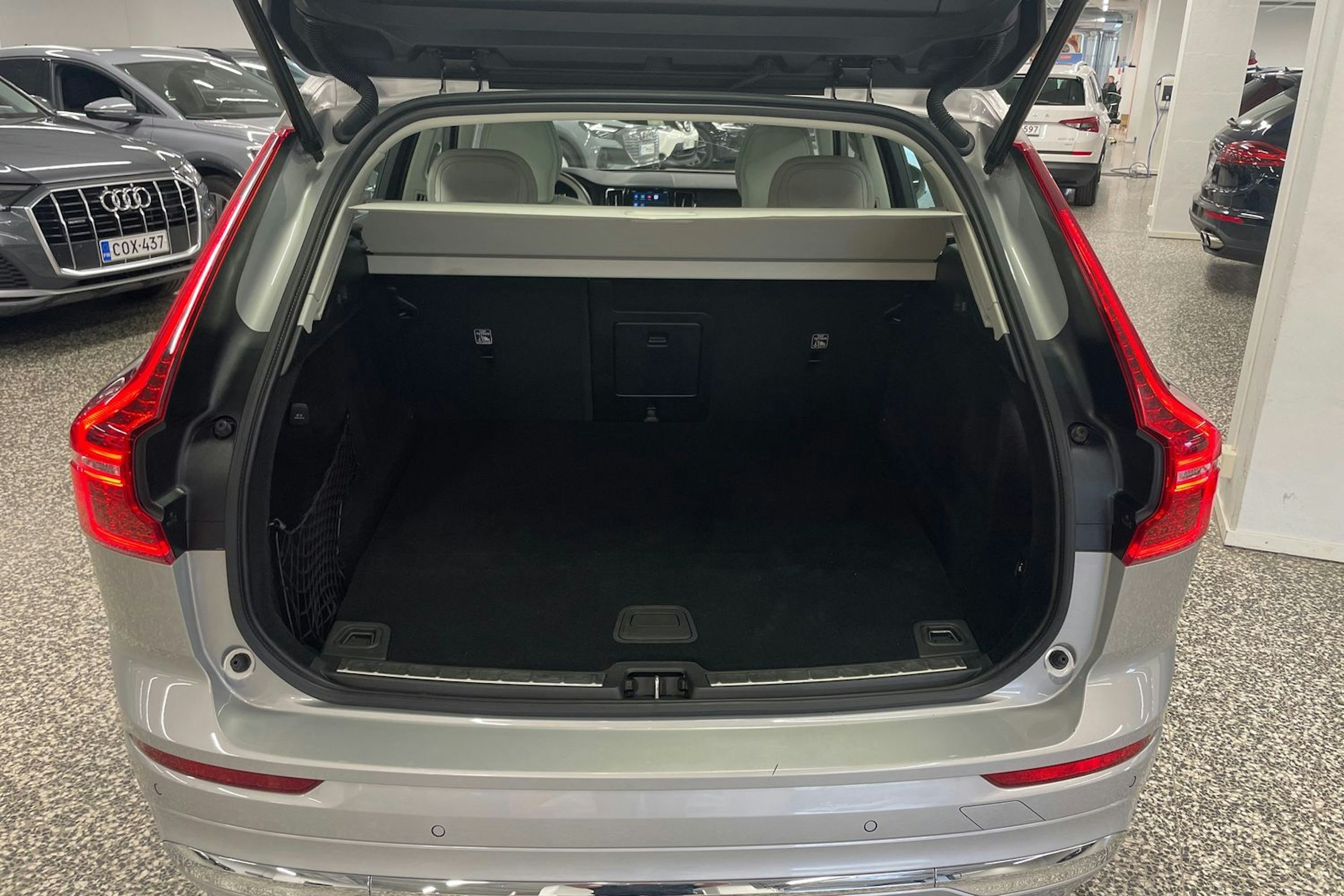 harmaa Volvo XC60 2021 kuva 21.