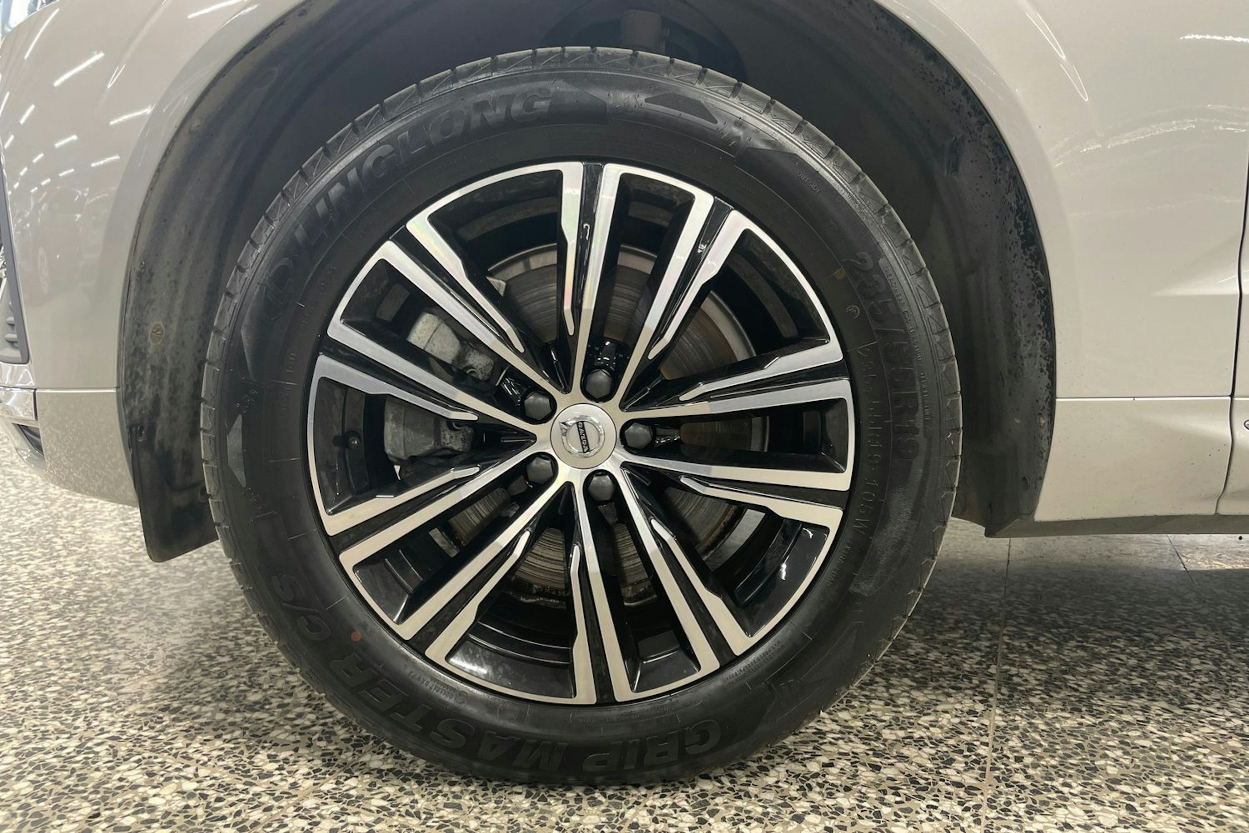 harmaa Volvo XC60 2021 kuva 23.