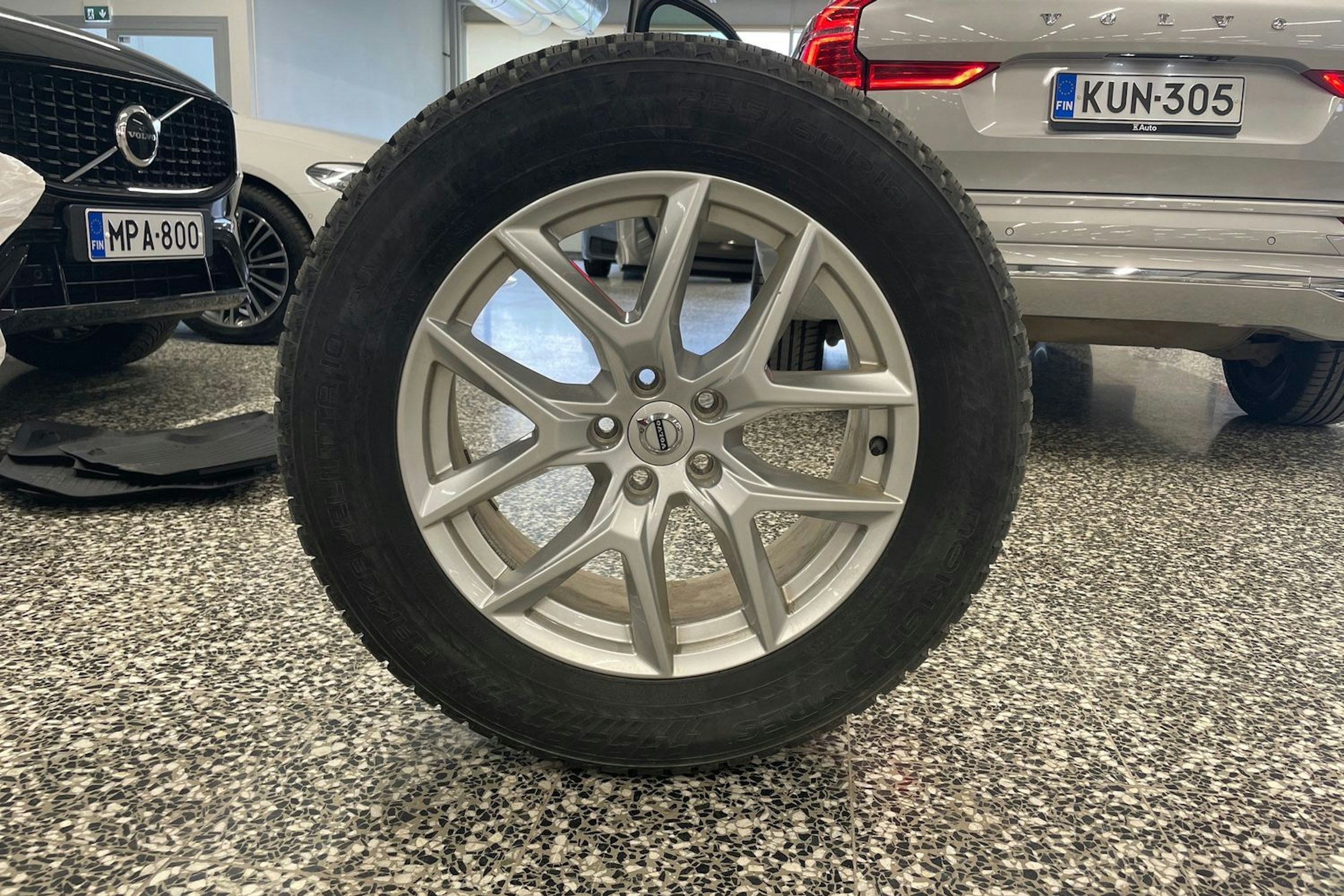 harmaa Volvo XC60 2021 kuva 24.