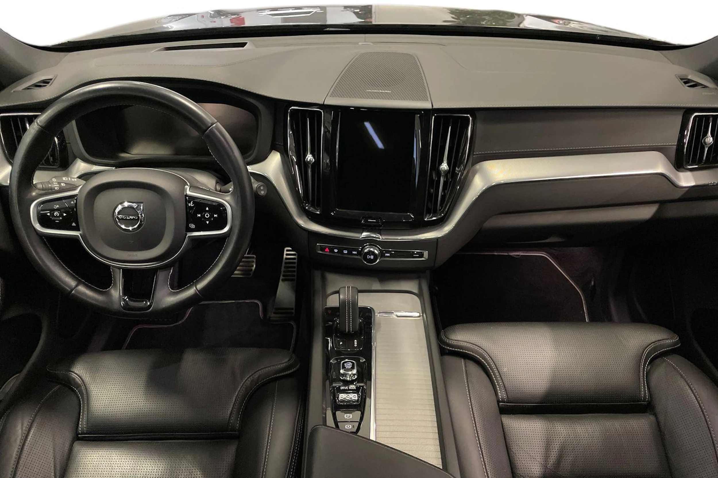 Musta Volvo XC60 2021 kuva 7.