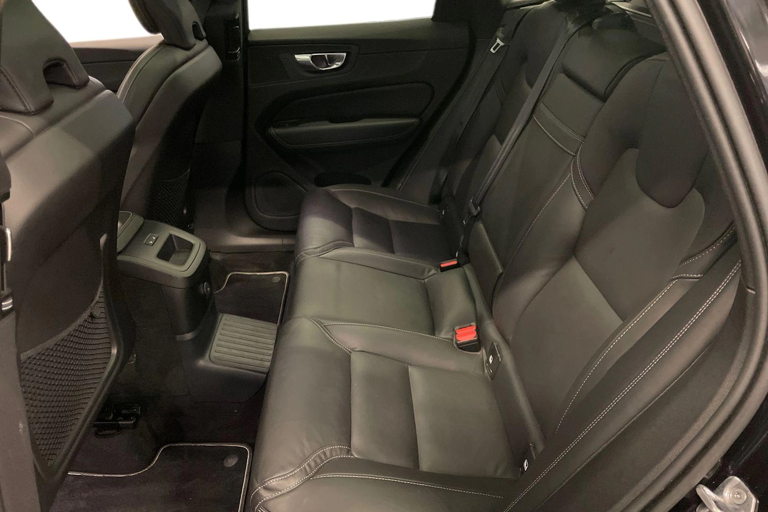 Musta Volvo XC60 2021 kuva 8.