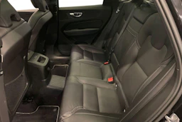 Musta Volvo XC60 2021 kuva 8.