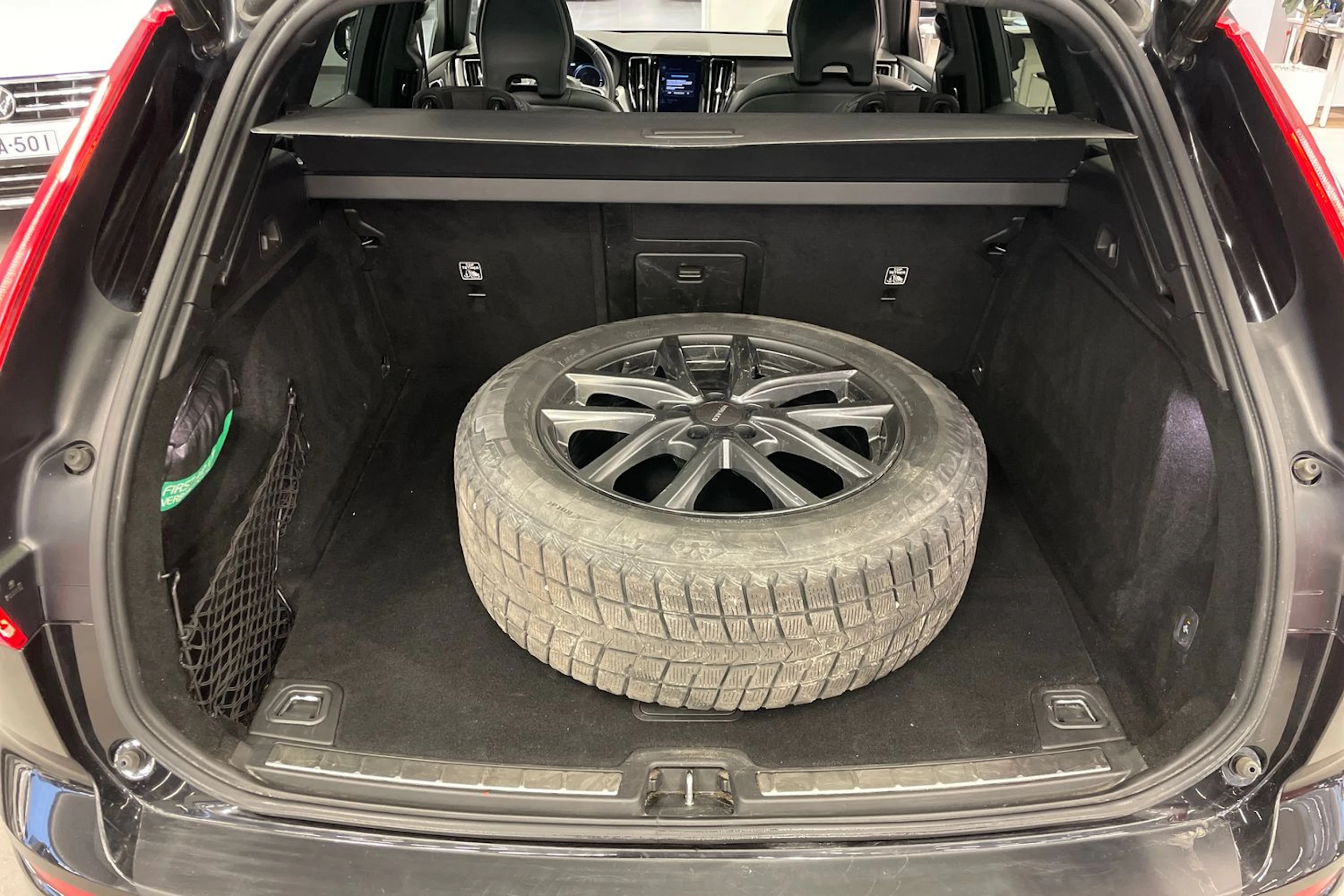 Musta Volvo XC60 2021 kuva 11.