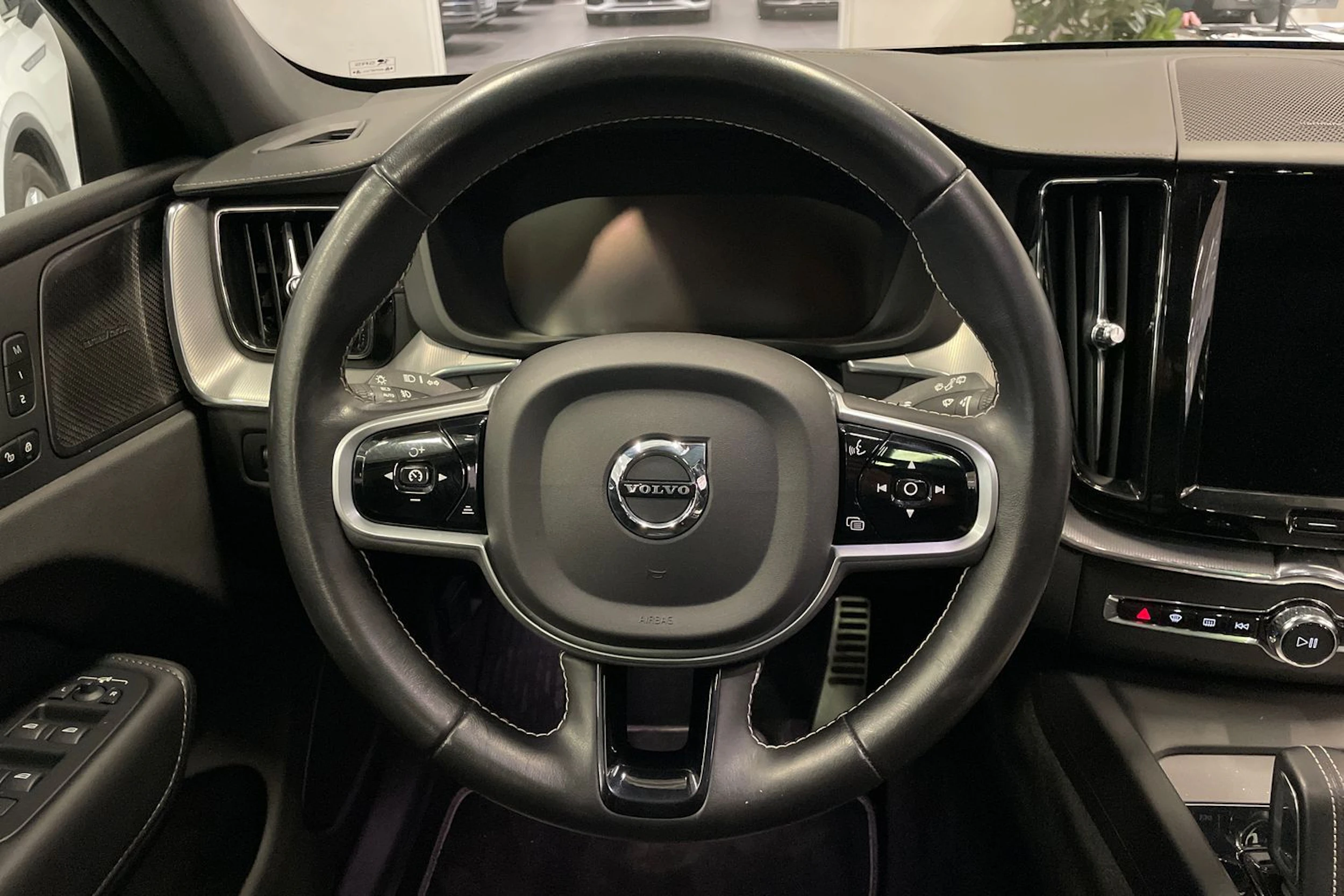 Musta Volvo XC60 2021 kuva 12.