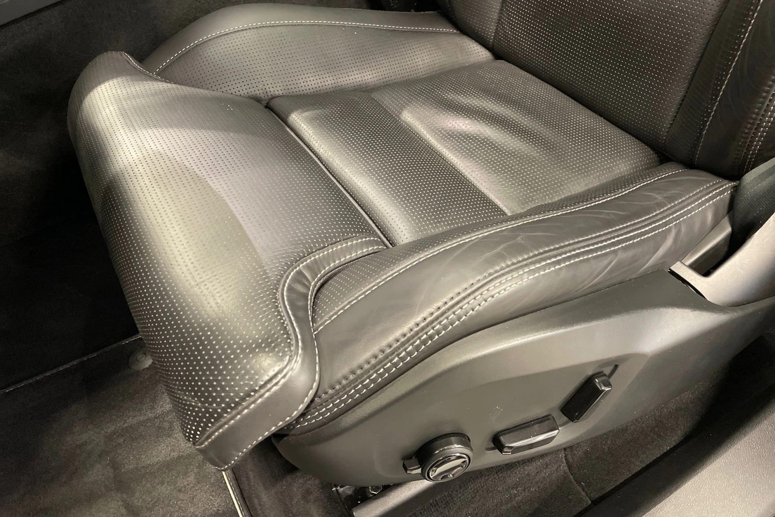 Musta Volvo XC60 2021 kuva 13.