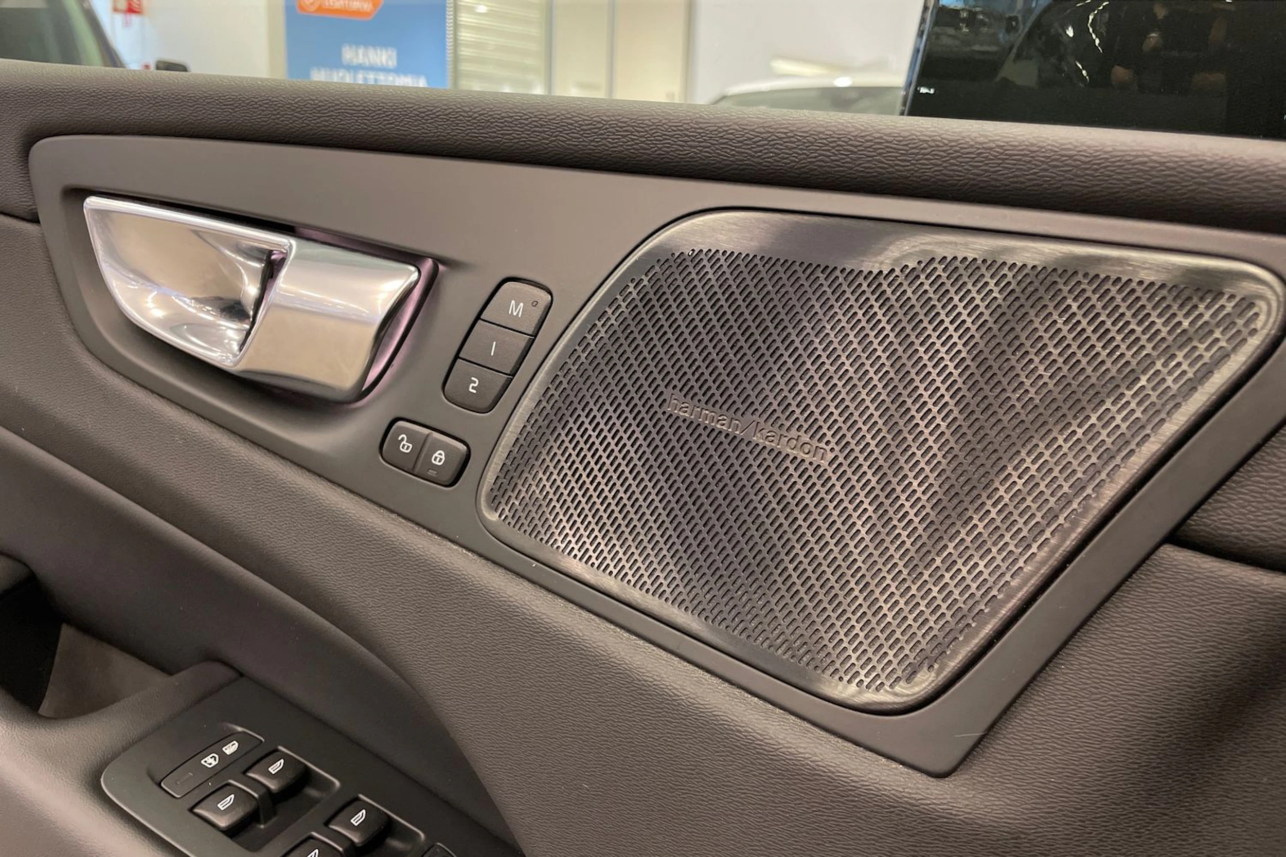 Musta Volvo XC60 2021 kuva 14.