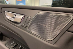 Musta Volvo XC60 2021 kuva 14.