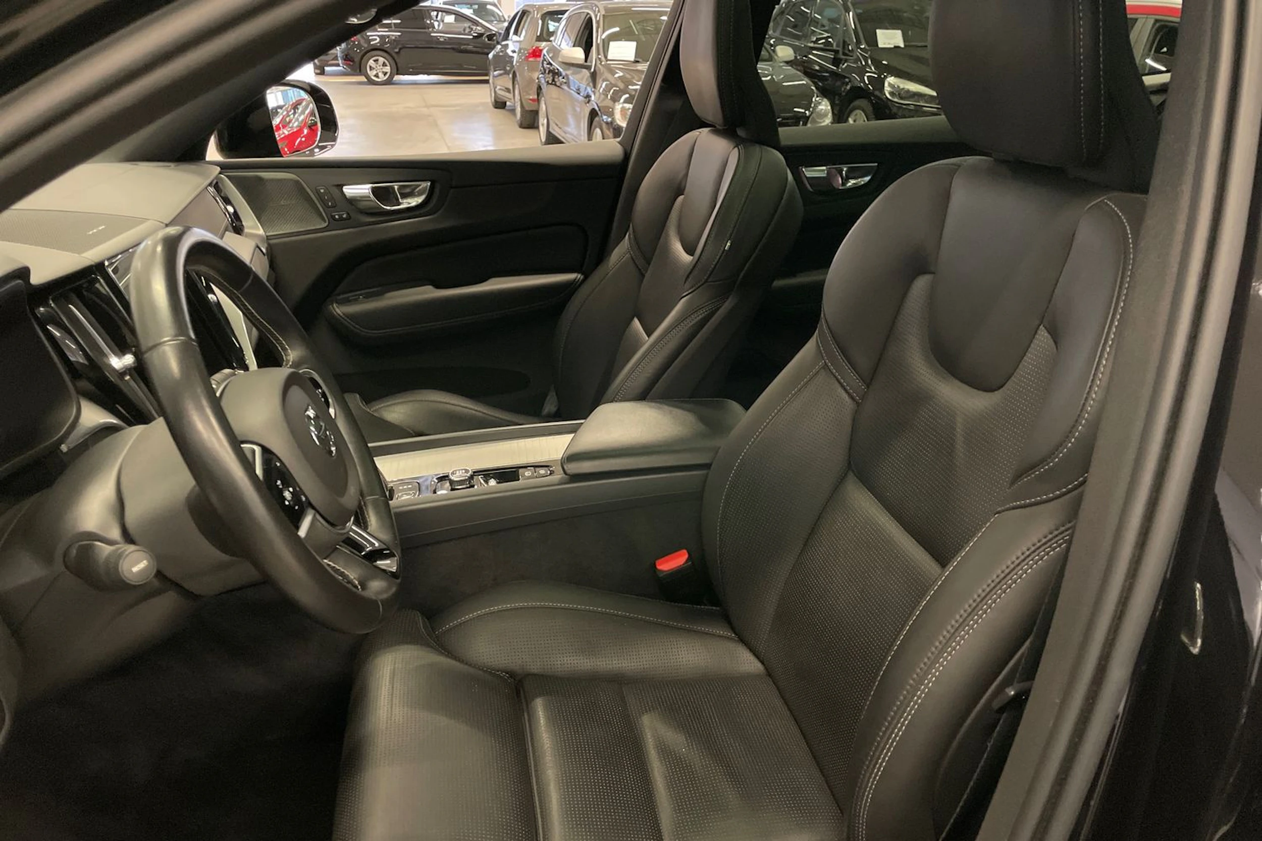 Musta Volvo XC60 2021 kuva 15.