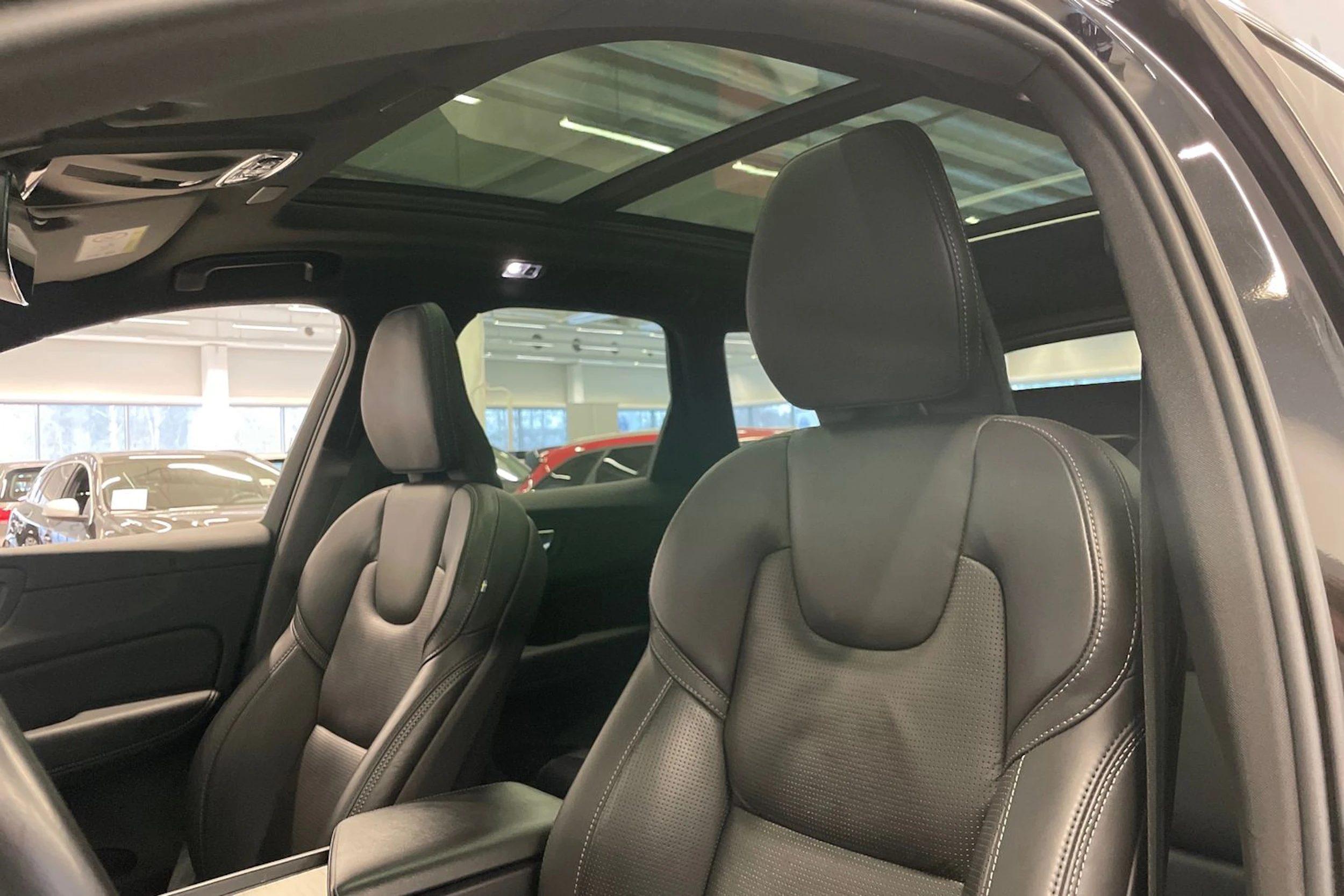 Musta Volvo XC60 2021 kuva 16.