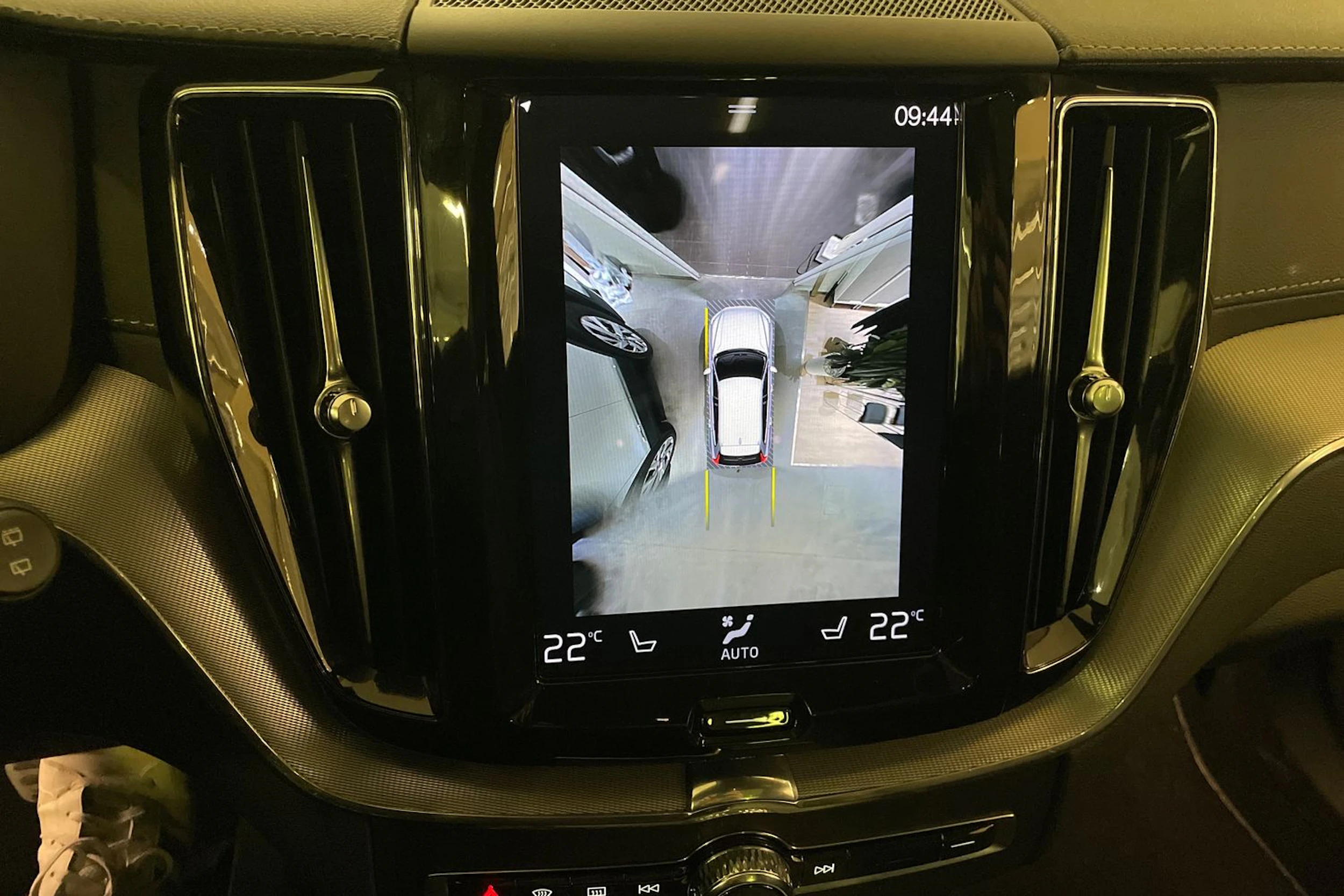 Musta Volvo XC60 2021 kuva 18.