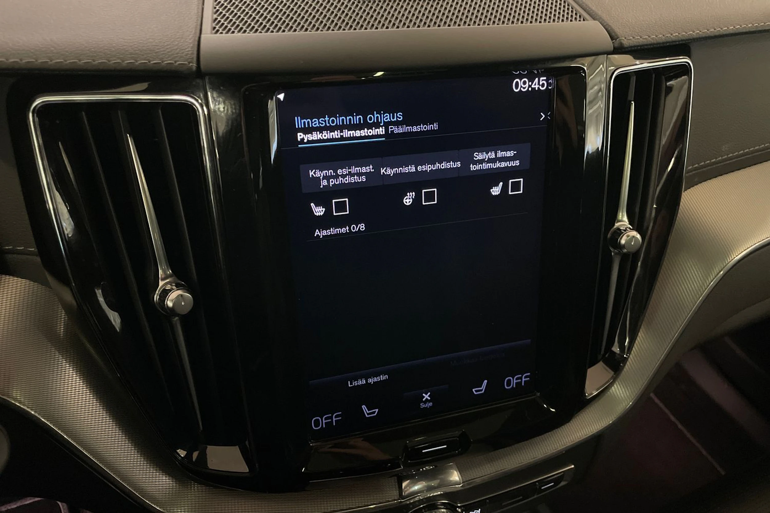 Musta Volvo XC60 2021 kuva 22.