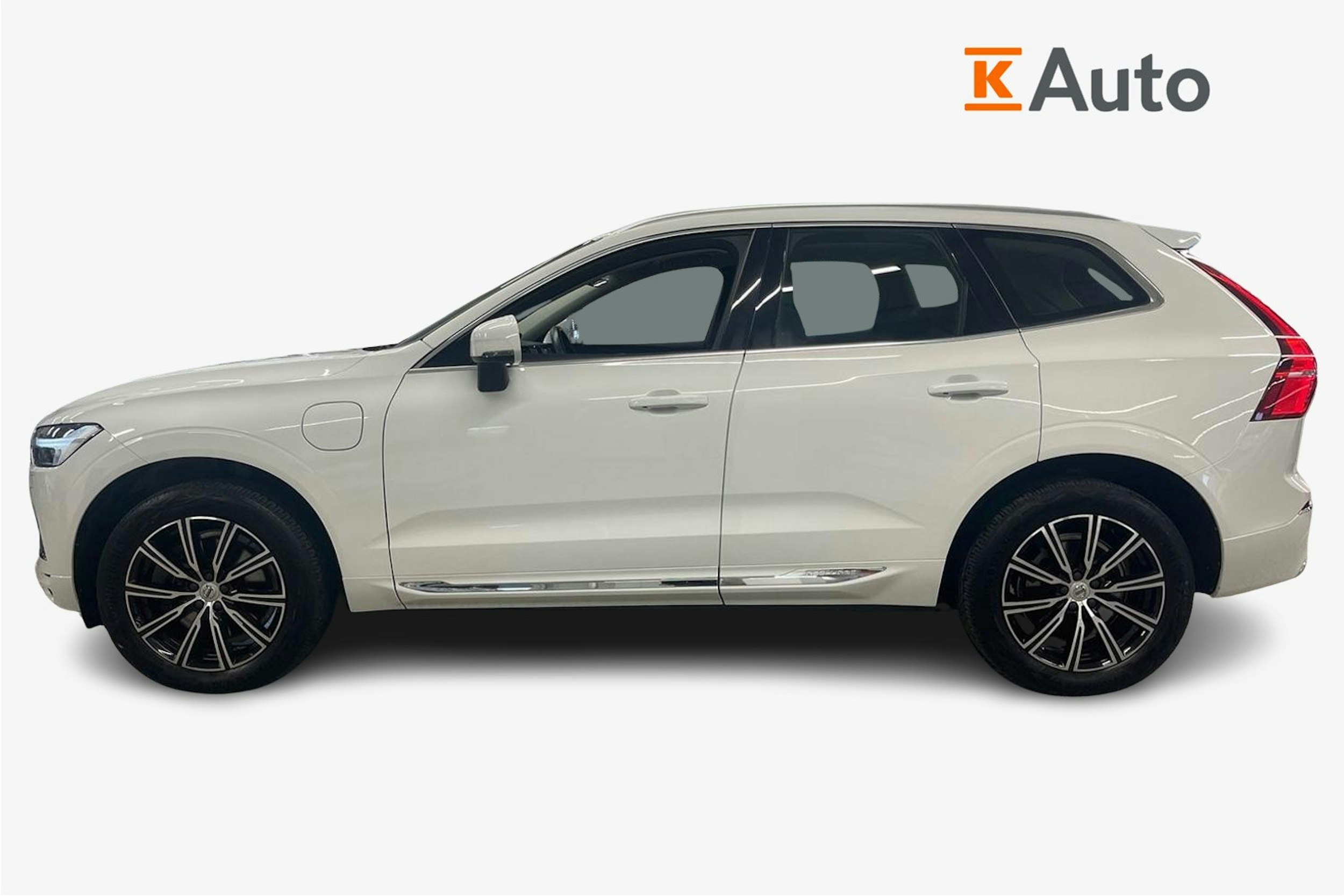 Valkoinen Volvo XC60 2021 kuva 6.