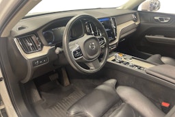 Valkoinen Volvo XC60 2021 kuva 7.