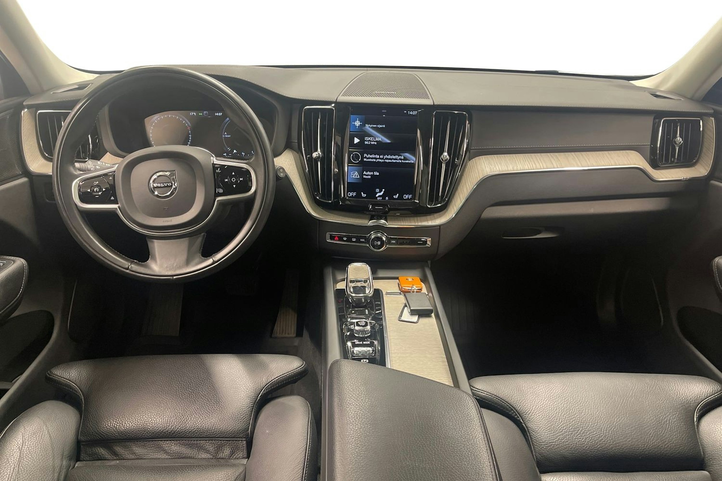 Valkoinen Volvo XC60 2021 kuva 9.