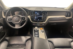 Valkoinen Volvo XC60 2021 kuva 9.
