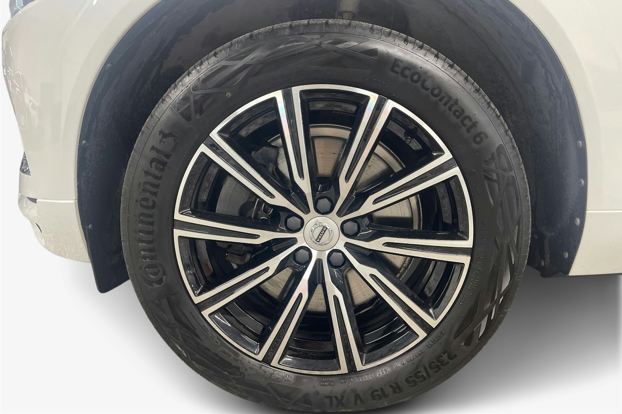Valkoinen Volvo XC60 2021 kuva 11.