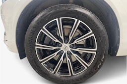 Valkoinen Volvo XC60 2021 kuva 11.