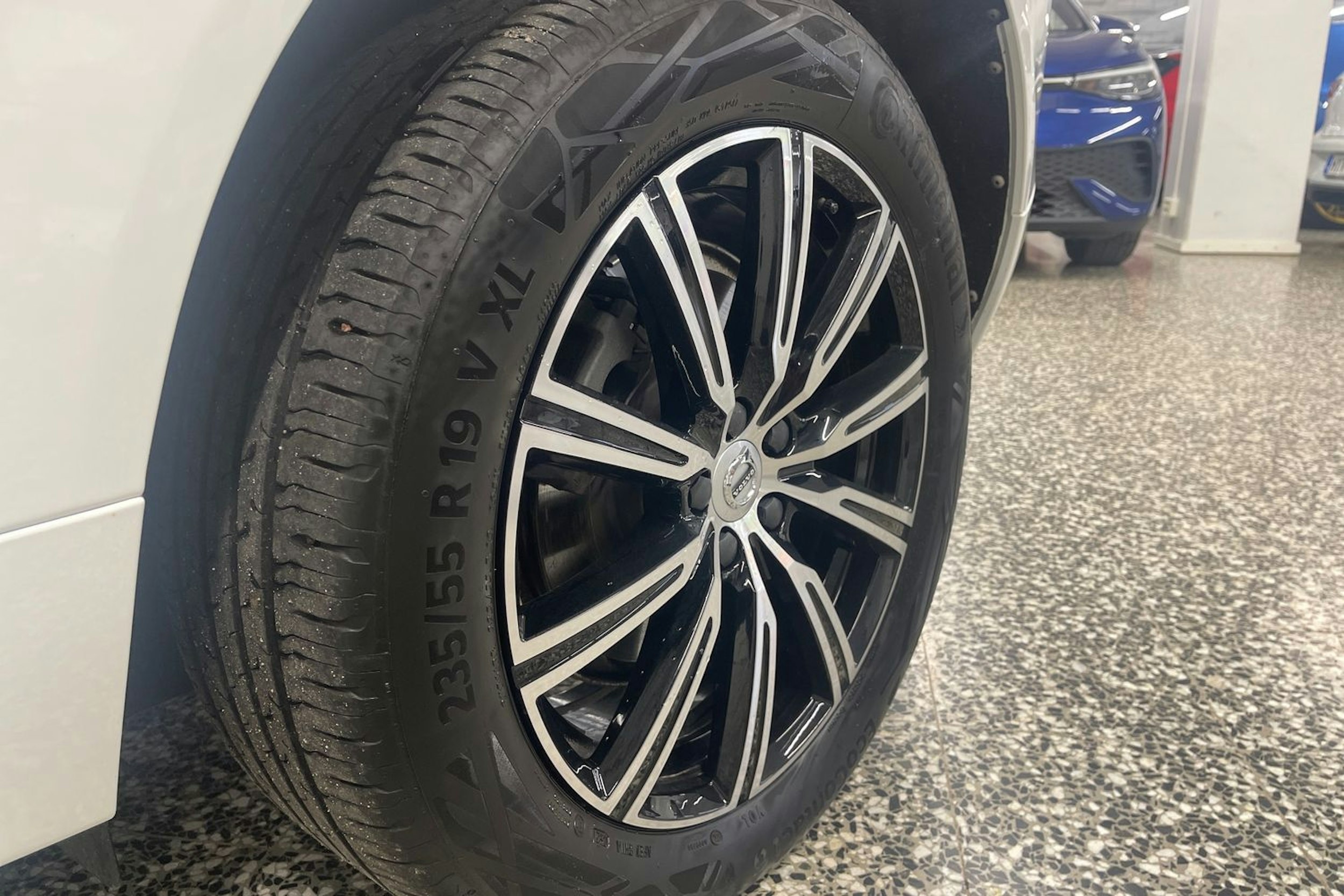 Valkoinen Volvo XC60 2021 kuva 13.