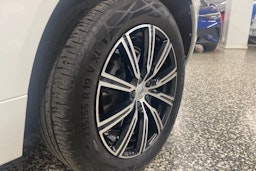 Valkoinen Volvo XC60 2021 kuva 13.