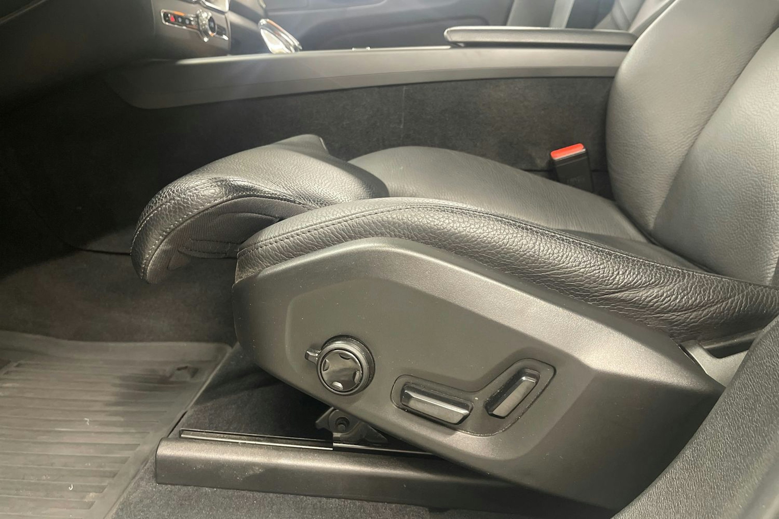 Valkoinen Volvo XC60 2021 kuva 15.