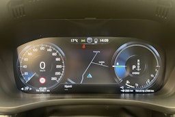 Valkoinen Volvo XC60 2021 kuva 16.