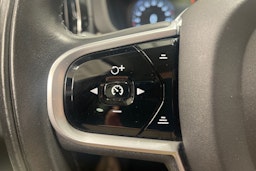 Valkoinen Volvo XC60 2021 kuva 17.