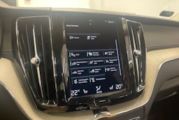 Valkoinen Volvo XC60 2021 kuva 22.