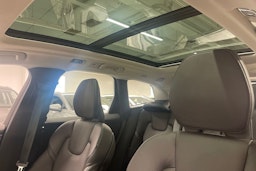 Valkoinen Volvo XC60 2021 kuva 24.