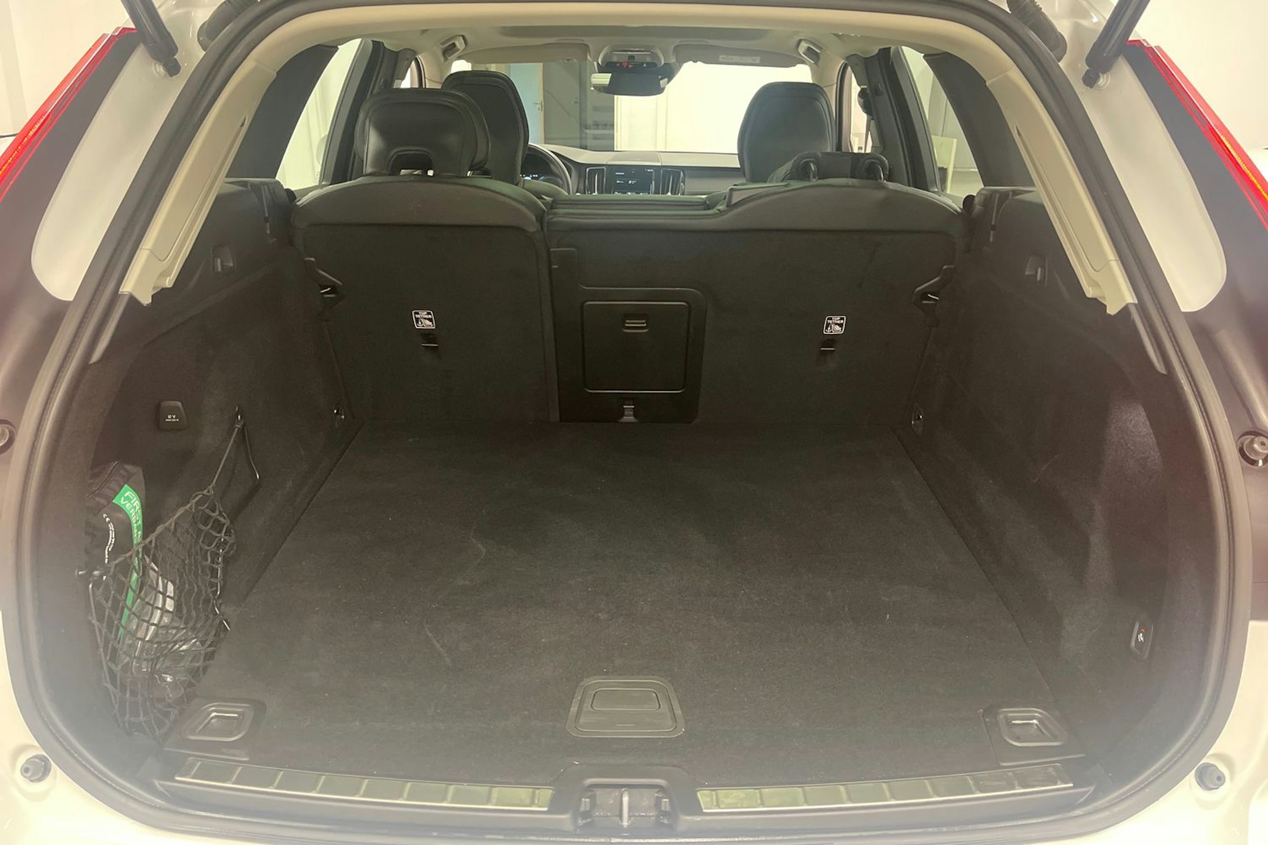 Valkoinen Volvo XC60 2021 kuva 25.
