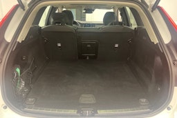 Valkoinen Volvo XC60 2021 kuva 25.