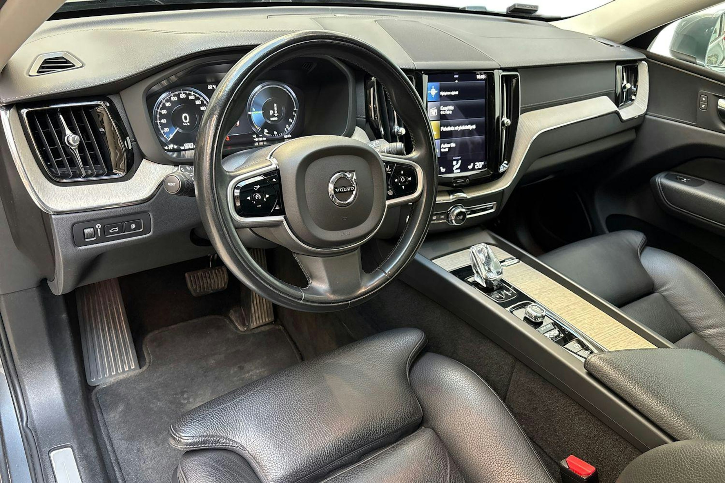 harmaa Volvo XC60 2021 kuva 7.