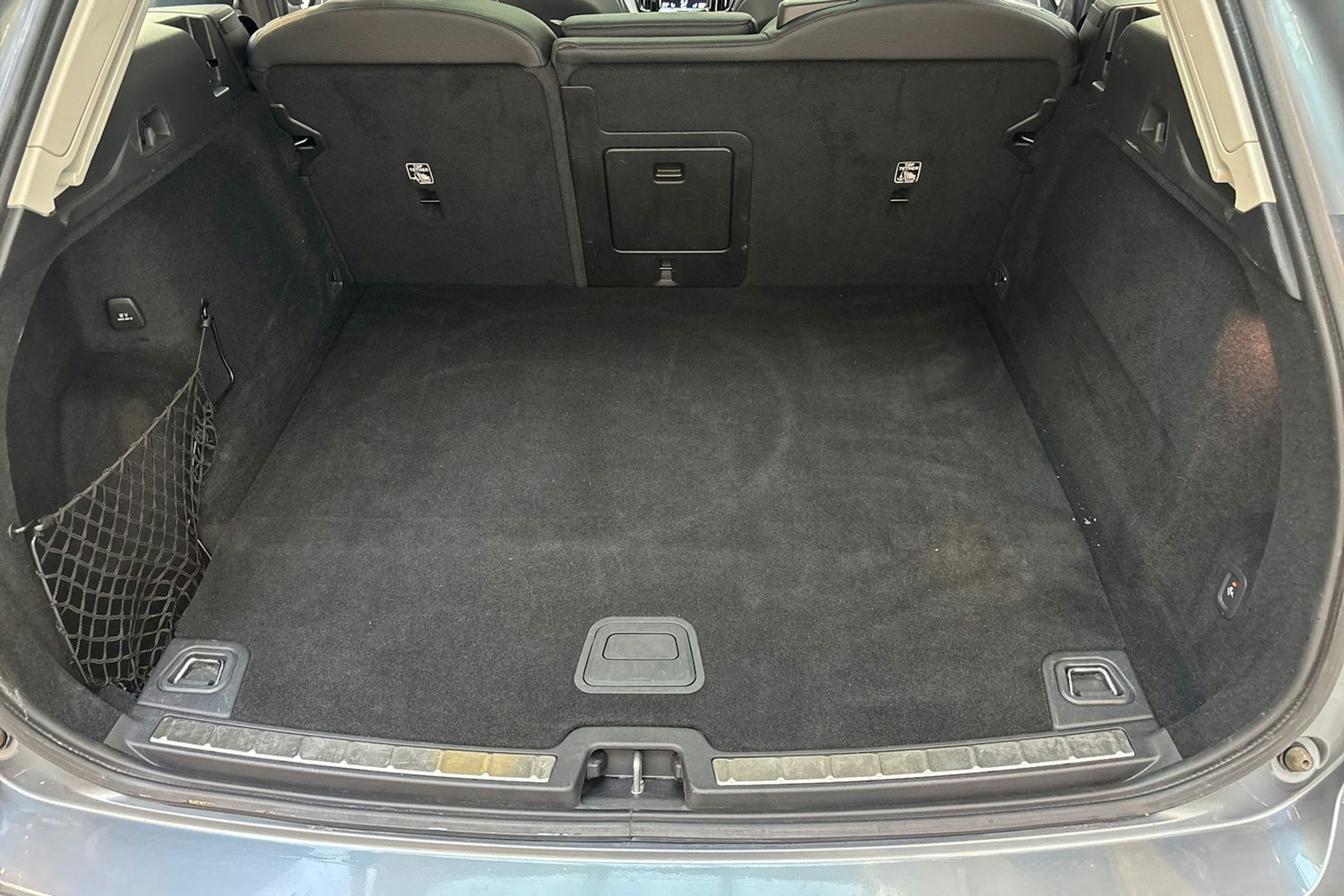 harmaa Volvo XC60 2021 kuva 16.