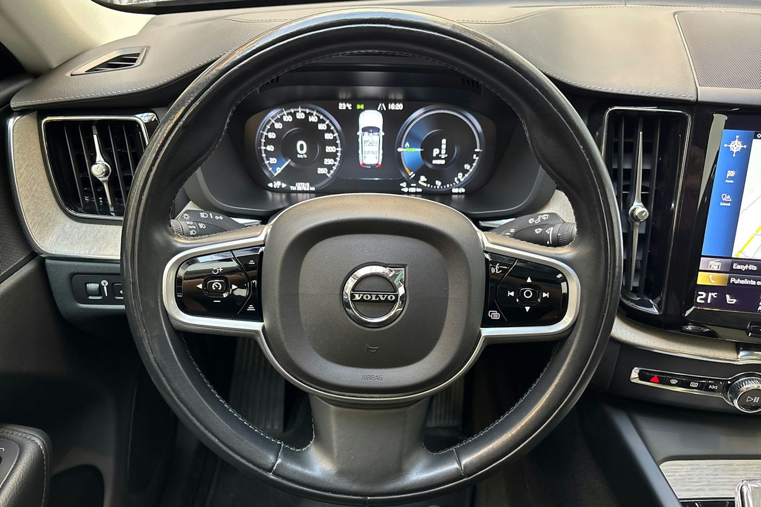 harmaa Volvo XC60 2021 kuva 22.