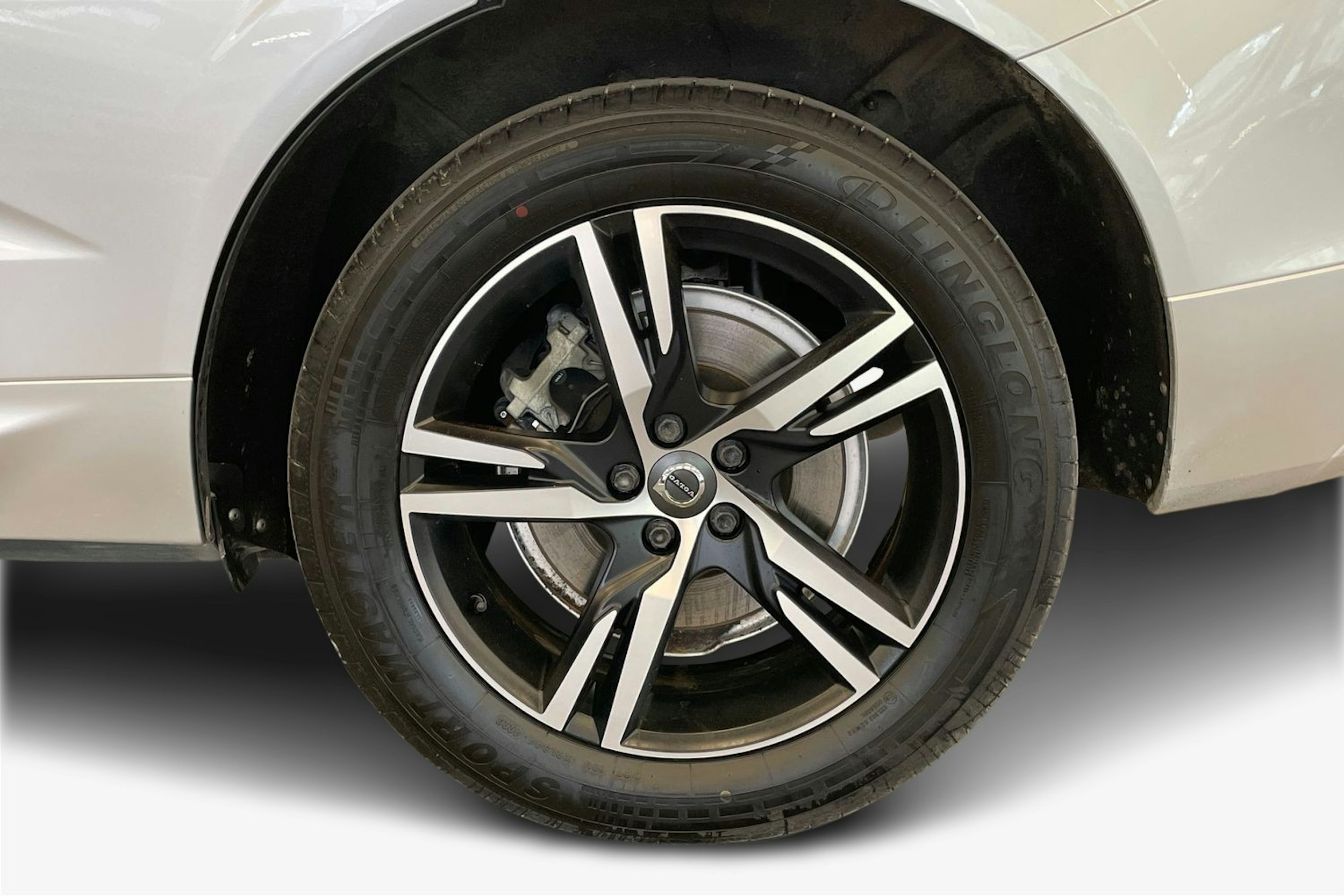harmaa Volvo XC60 2021 kuva 11.