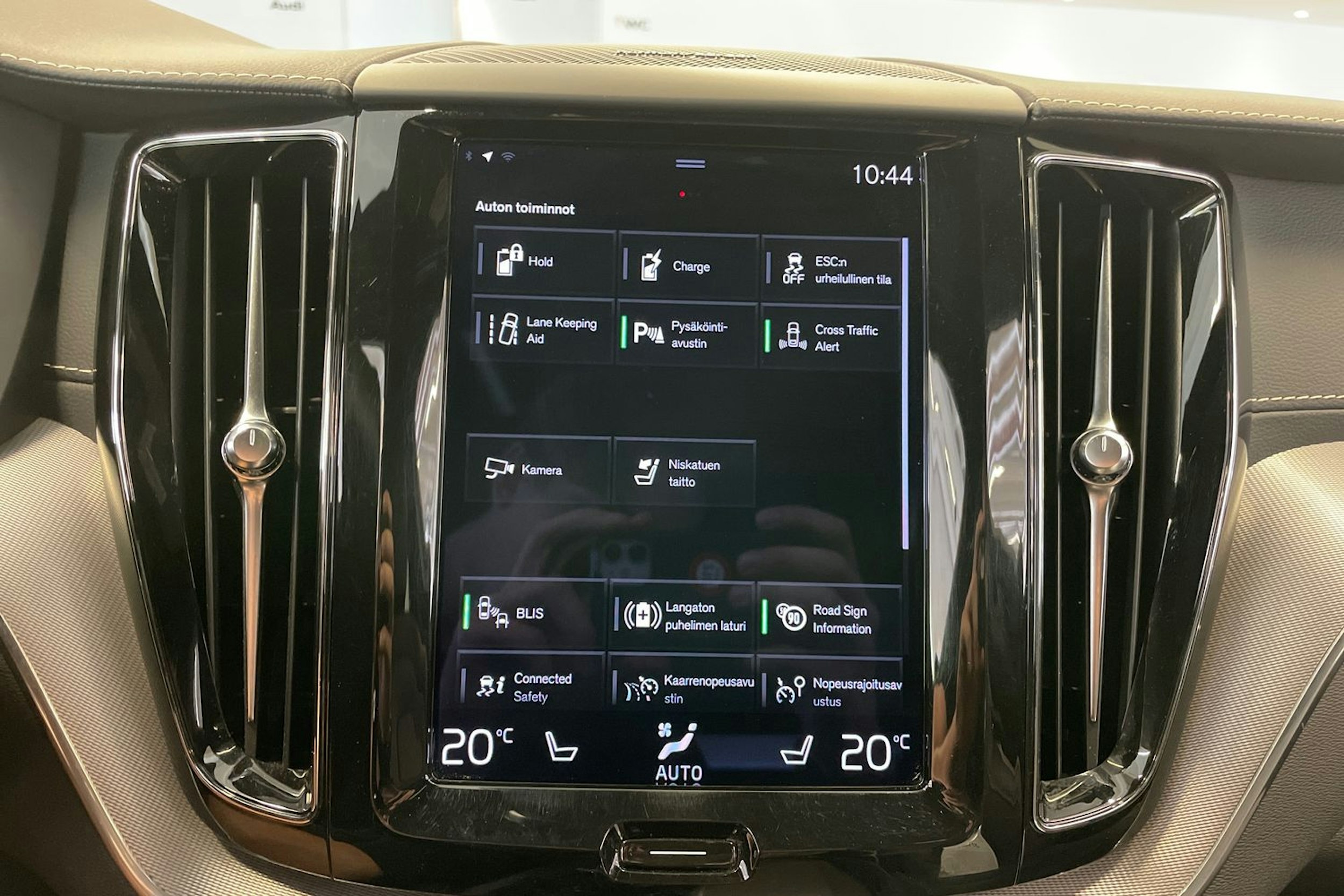 harmaa Volvo XC60 2021 kuva 18.