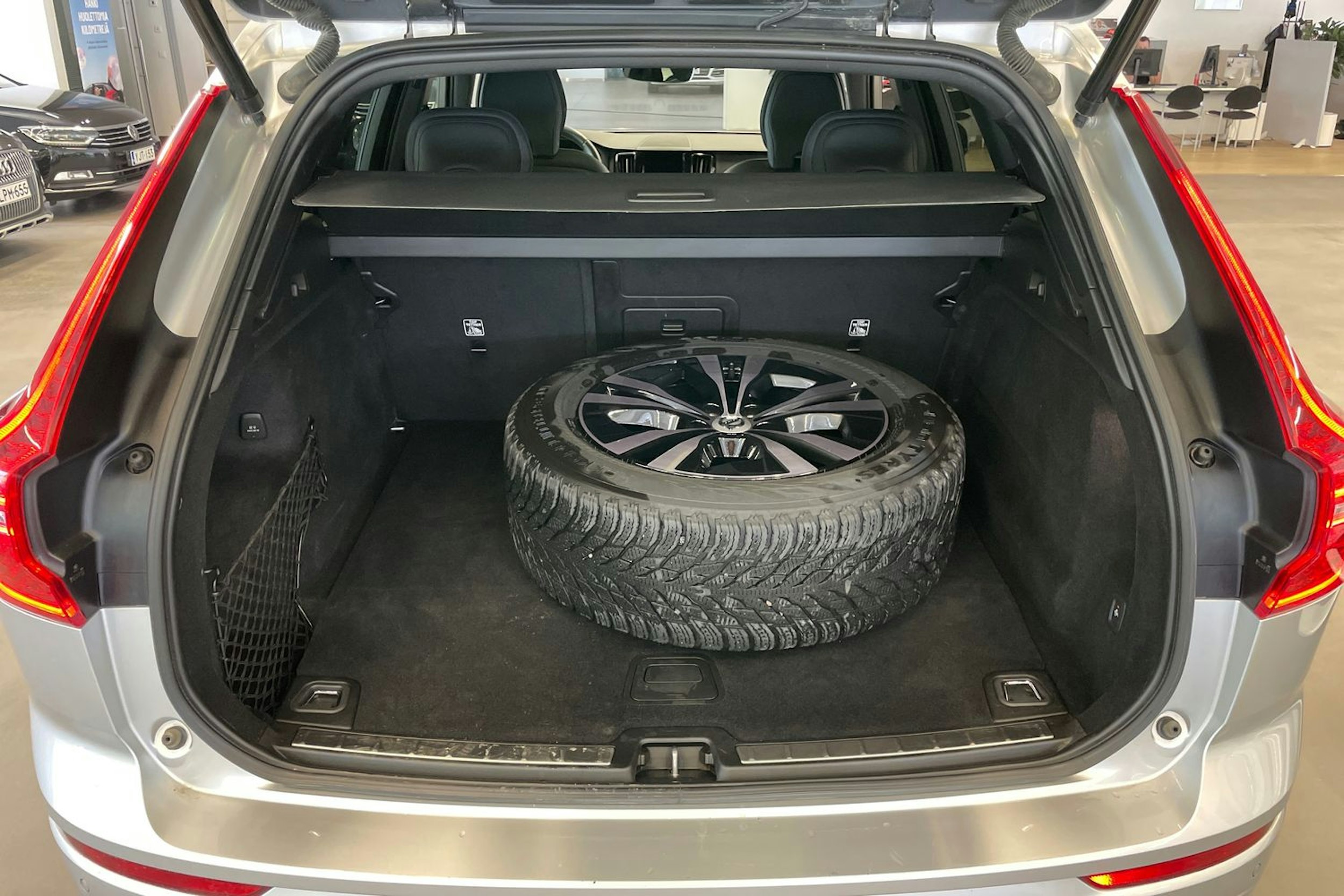 harmaa Volvo XC60 2021 kuva 24.