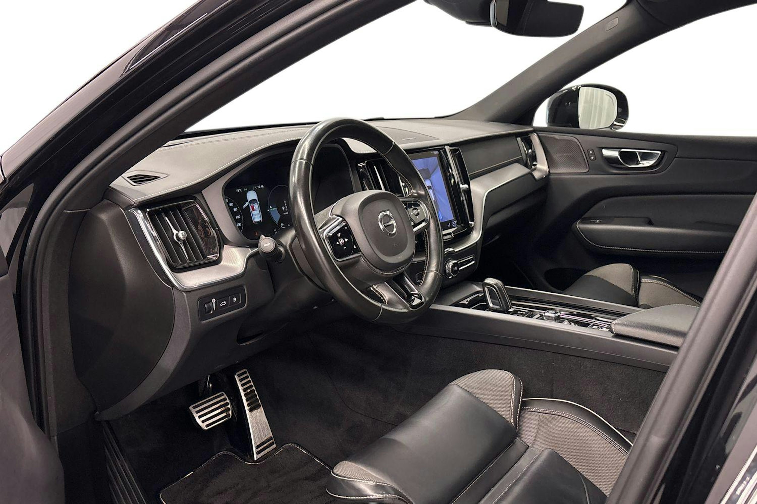 musta Volvo XC60 2021 kuva 7.