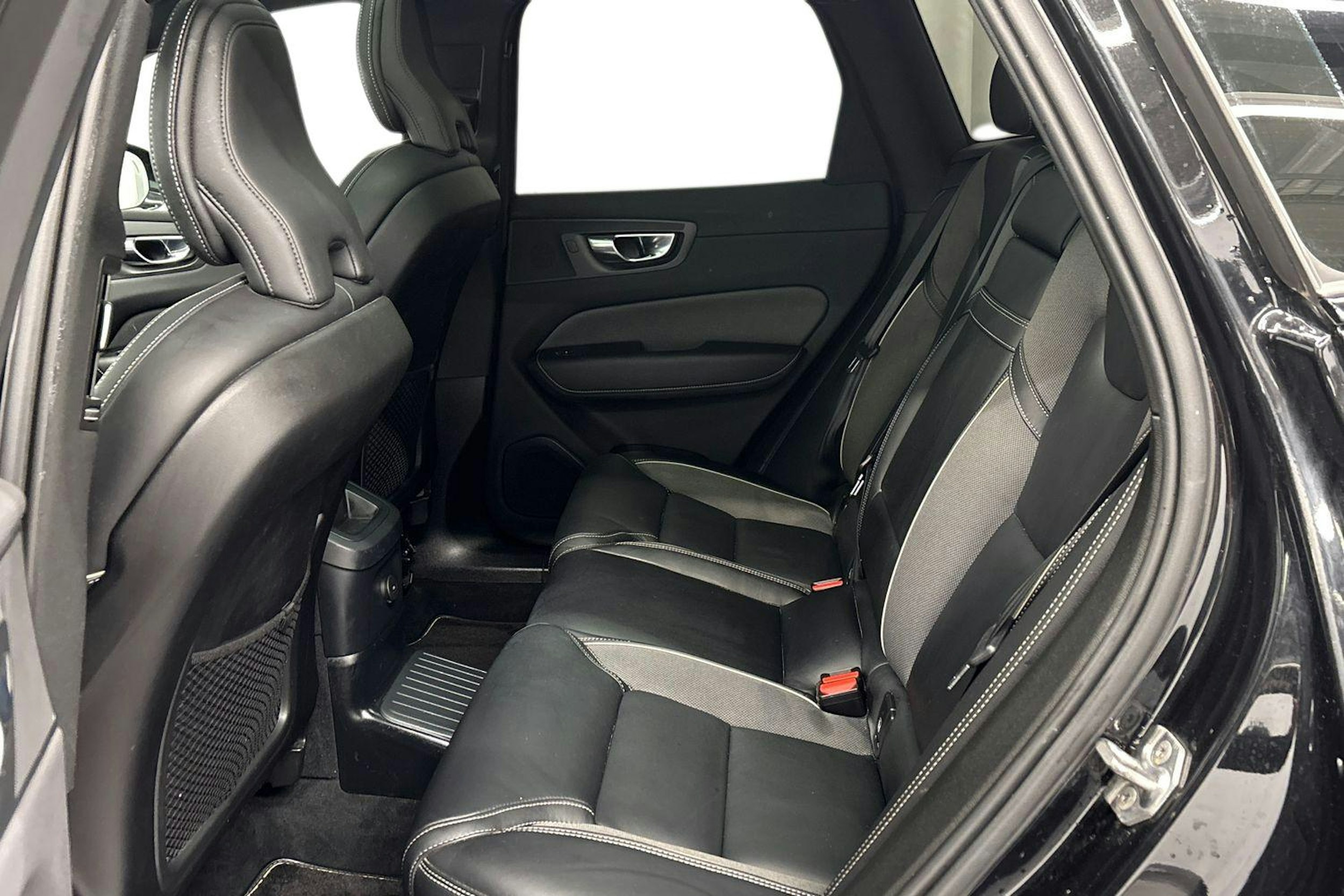 musta Volvo XC60 2021 kuva 10.