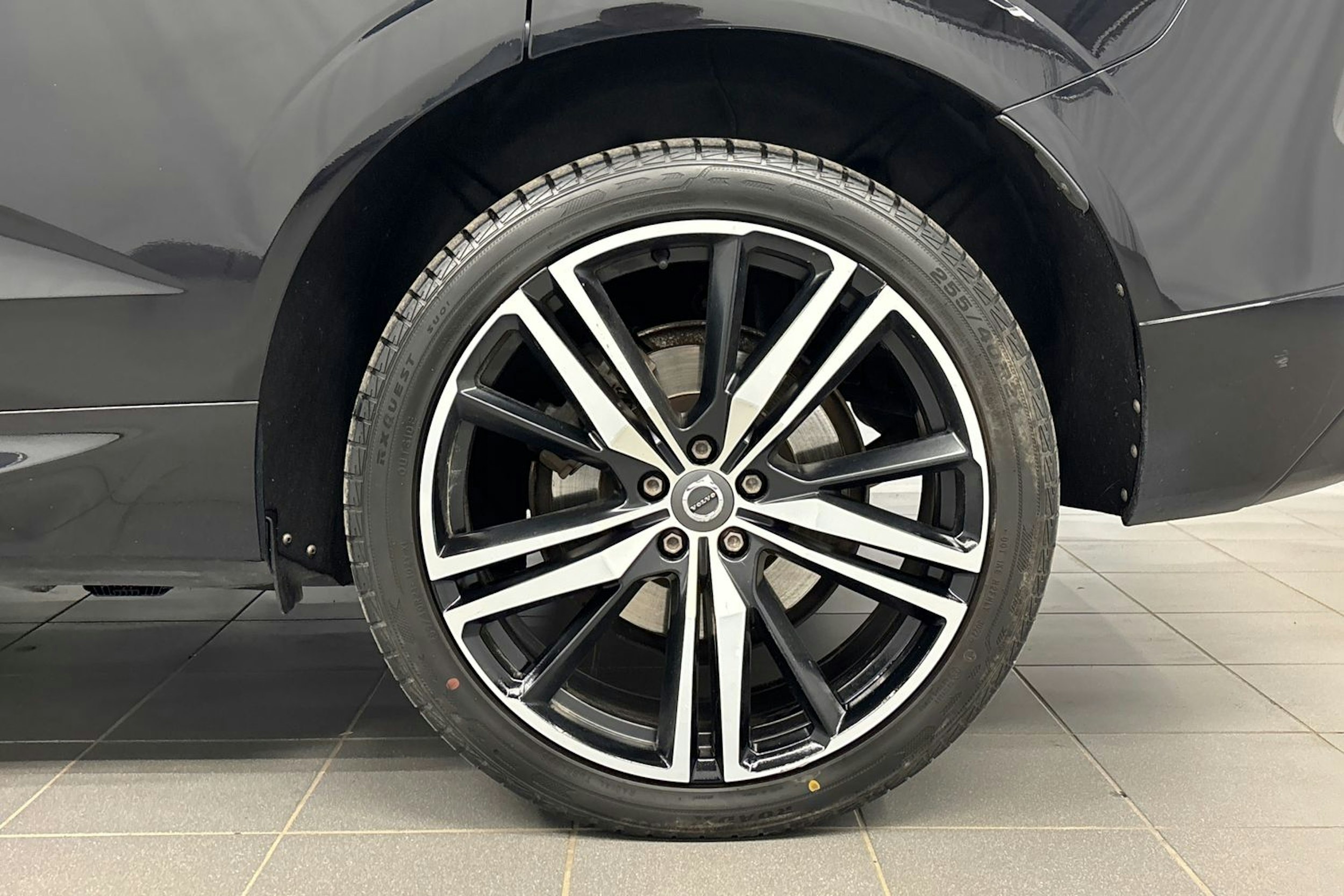 musta Volvo XC60 2021 kuva 13.