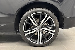 musta Volvo XC60 2021 kuva 13.