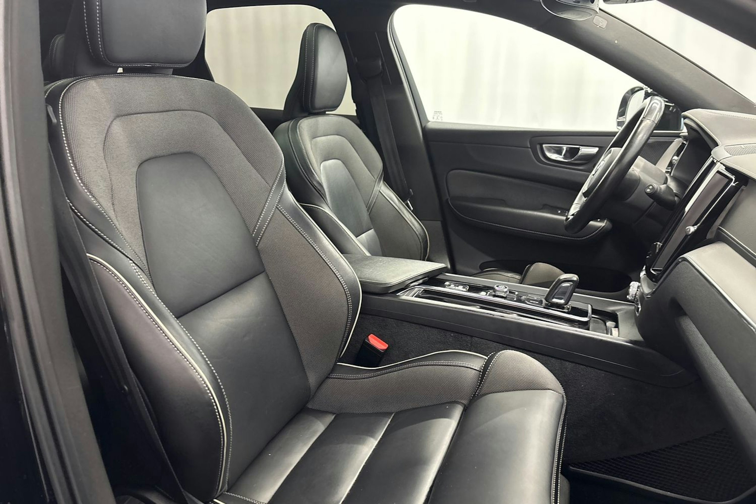 musta Volvo XC60 2021 kuva 14.