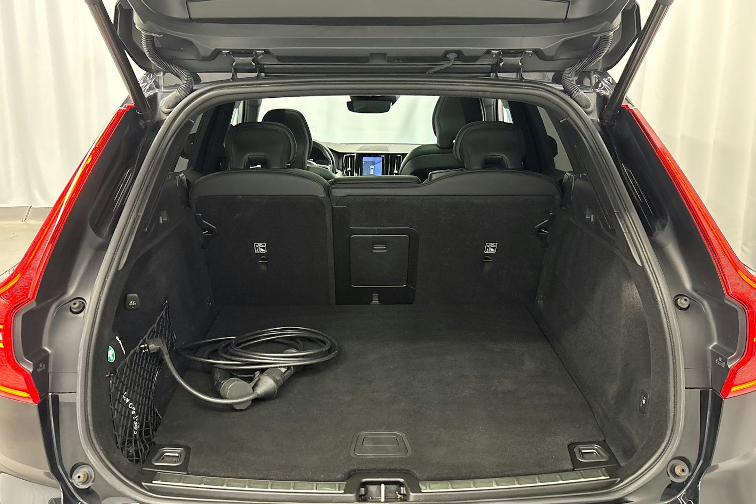 musta Volvo XC60 2021 kuva 15.
