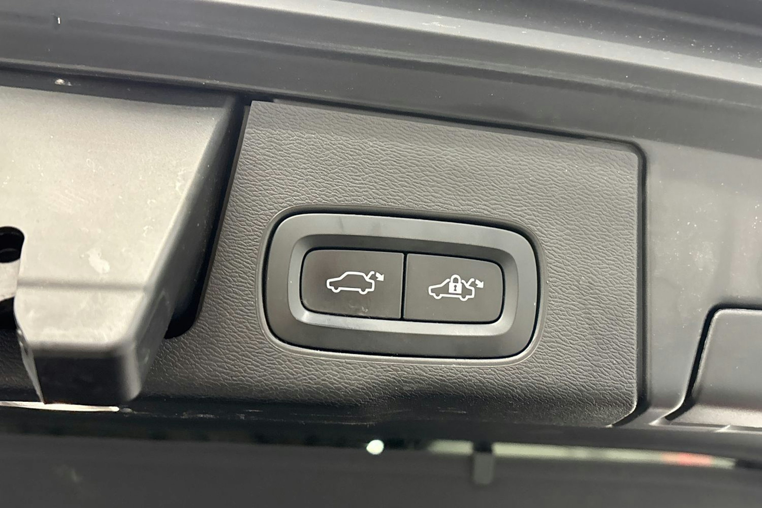 musta Volvo XC60 2021 kuva 16.